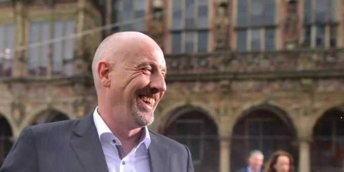 Der Spitzenkandidat der CDU, Carsten Meyer-Heder, lacht auf dem Weg in die Bürgerschaft. Foto: Hauke-Christian Dittrich Der Spitzenkandidat der CDU, Carsten Meyer-Heder, lacht auf dem Weg in die Bürgerschaft. Foto: Hauke-Christian Dittrich
