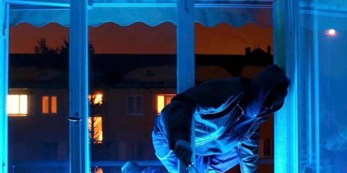 Nicht alle Einbrüche gehen so glimpflich aus, wie jener in Winterthur: Dort hatte sich eine Pflegekraft ausgesperrt und wollte via Balkon zurück in die Wohnung klettern - allerdings irrte sie sich im Balkon und löste einen Polizeieinsatz aus. (Symbolbild) Einbruch