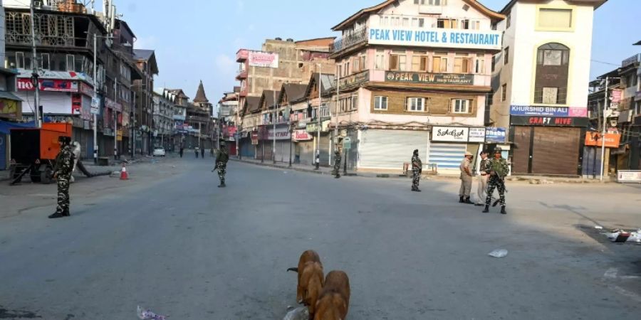 Indische Pararmilitärs in den Strassen von Srinagar