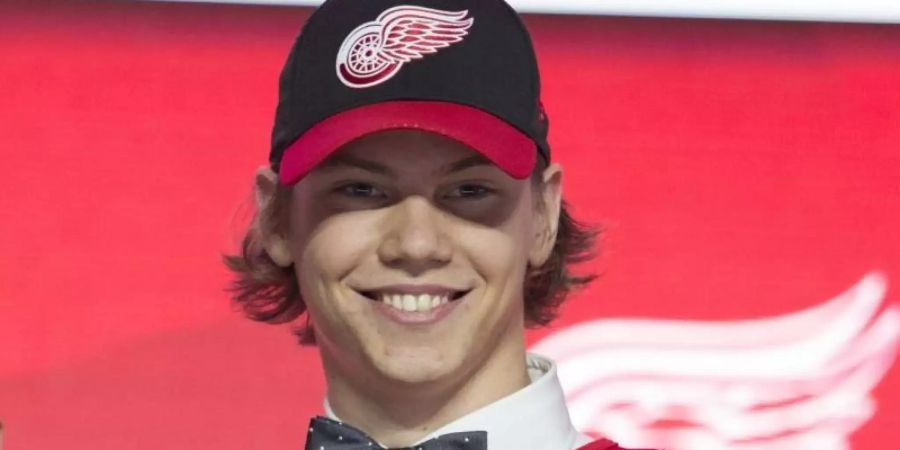 Wurde überraschend schon an sechster Stelle von den Detroit Red Wings gedraftet: Moritz Seider. Foto: Jonathan Hayward/The Canadian Press/AP