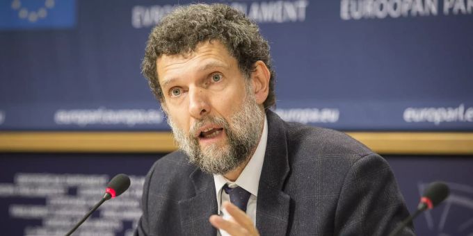 Osman Kavala, damaliger Vorsitzender des Kulturinstituts Anadolu Kültür, spricht auf einer Pressekonferenz im EU-Parlament. (Archivbild) Osman Kavala