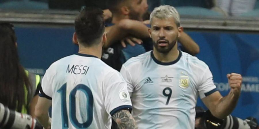 Lionel Messi und Sergio Agüero nach dem beruhigenden zweiten Tor für Argentinien