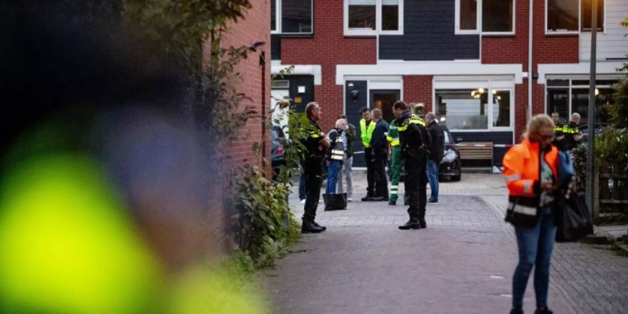 Polizisten untersuchen den Tatort in Dordrecht