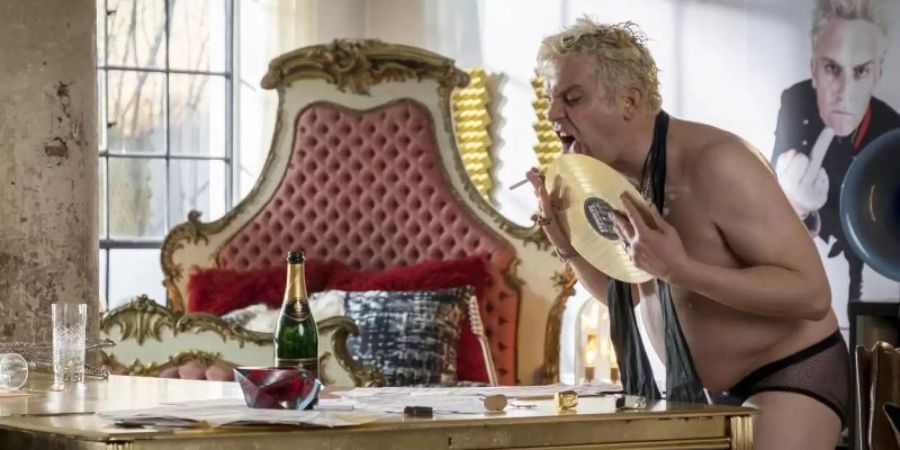 Der Rockstar Alexander Gromberg (Sebastian Bezzel) rastet vollkommen aus - seine Agentin Franzi (Susanne Bormann) ist bestürzt. Foto: Conny Klein/ARD Degeto