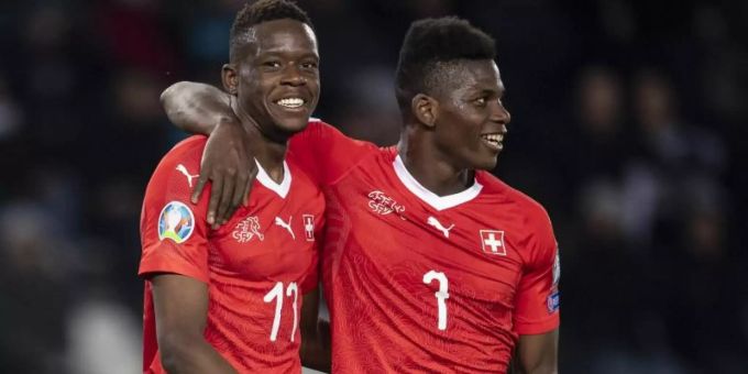 Schweizer Nati: Der Schweizer Breel Embolo (r) legt seinen Arm um seinen Mannschaftskameraden Denis Zakaria. Schweizer Nati