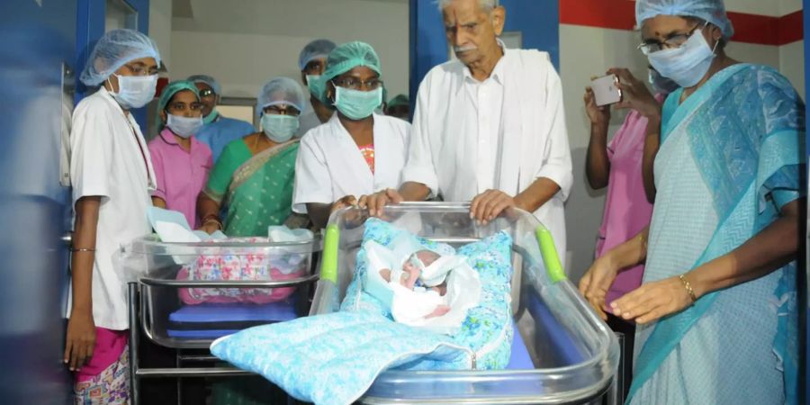 73-jährige Frau in Indien gebärt Zwillinge