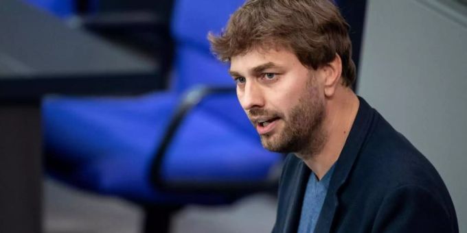 Der rbb räumt Fehler in der Berichterstattung über die Vorwürfe gegen Grünen-Politiker Stefan Gelbhaar ein und entschuldigt sich. (Archivbild) Grünen-Politiker Stefan Gelbhaar