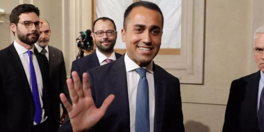 Luigi Di Maio (M,), Chef der Fünf-Sterne-Bewegung in Italien, nach einem Treffen mit dem italienischen Präsidenten Mattarella. Foto: Andrew Medichini/AP