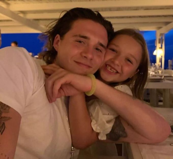 Harper (links) kuschelt sich an ihren grossen Bruder Brooklyn. Victoria Beckham