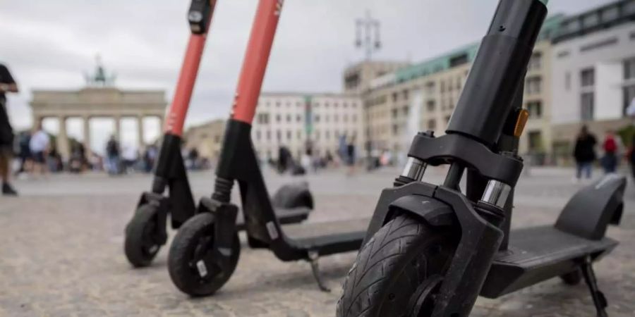 Wer für den Zustand der Leih-E-Scooter verantwortlich ist, steht in den Nutzungsbedingungen. In manchen Fällen sind es die Nutzer selbst. Foto: Christoph Soeder