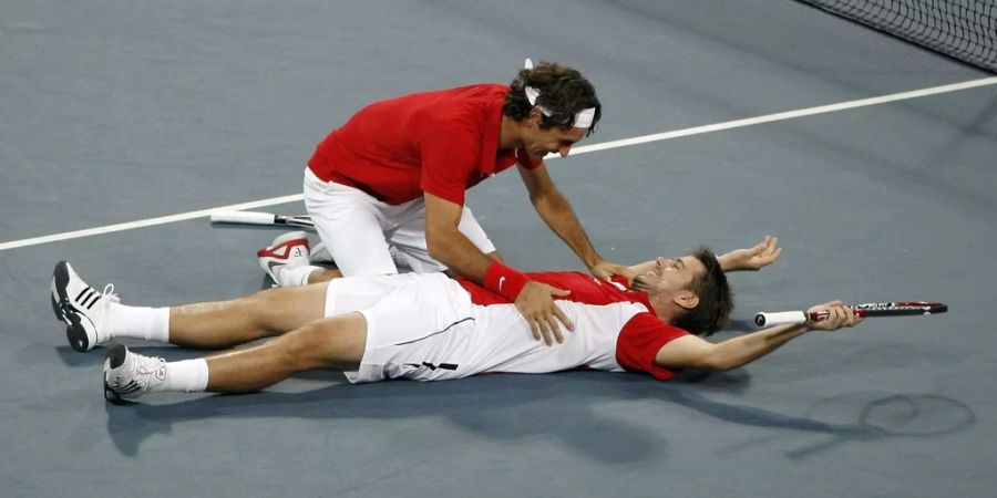 8. Olympia-Gold mit Stan Wawrinka 2008 – Das Einzel-Gold bei Olympia bleibt Roger Federer bislang verwehrt. 2012 in London kommt er am nächsten, wird aber von einem entfesselten Andy Murray bezwungen. Doch Olympia ist auch eine Erfolgsgeschichte für Federer. Zusammen mit Landsmann und Freund Stan Wawrinka gewinnt er 2008 in Peking überraschend die Goldmedaille. Dabei besiegen sie ausgemachte Doppel-Spezialisten: die Bryan-Brüder in den Halbfinals und Aspelin/Johansson im Final. Nach dem Sieg kennen die Emotionen der Schweizer keine Grenzen, die Bilder von ihrem Jubel gehen um die Welt.