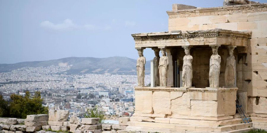 Ein Blick auf den Athenatempel auf der Akropolis in der griechischen Hauptstadt.