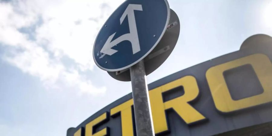 Ein Verkehrsschild steht vor einem Metro-Markt. Foto: Federico Gambarini