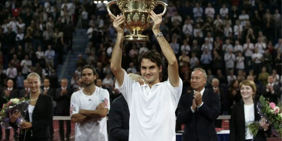 19. Erster Titel in Basel gegen Fernando Gonzalez 2006 – Jahrelang hatte Roger Federer versucht in Basel zu gewinnen. Erfolglos. Erst 2006, nach einer zweijährigen Basel-Pause, bricht er den Bann gegen Fernando Gonzalez mit 7:6 im 3. Satz. Beim Zeitpunkt seines ersten Basel-Erfolges ist er bereits neunfacher Grand-Slam-Sieger.