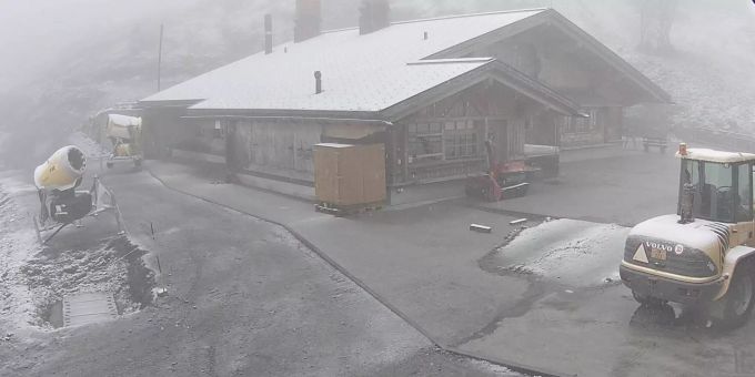 Der erste Schnee liegt bereits. Schnee Schweiz