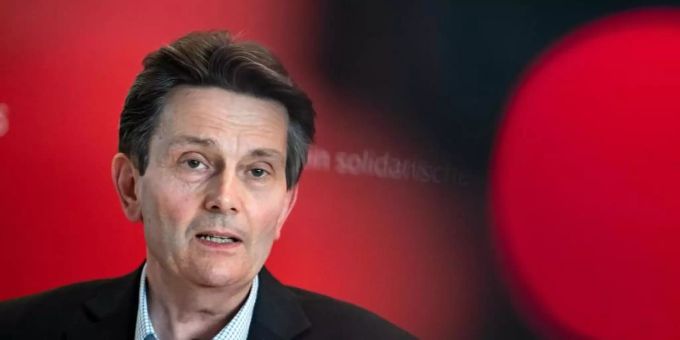 Rolf Mützenich, Ex-Vorsitzender der SPD-Bundestagsfraktion, befürwortet einen Stopp der Waffenlieferungen nach Israel. (Archivbild) Mützenich