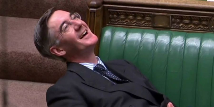 Rees-Mogg in der getadelten Haltung im Unterhaus