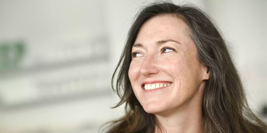 Charlotte Roche Springt Mit Haken Im Rucken Von Brucke