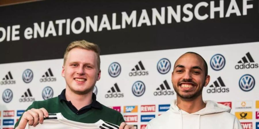 Michael «MegaBit» Bittner (l), Xbox One, und Mohammed «MoAuba» Harkous, Playstation, sind eNationalmannschaft-Spieler. Foto: Andreas Arnold