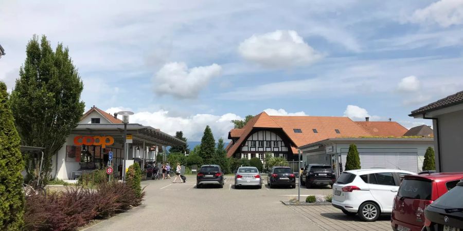 Der Dorfplatz in Bätterkinden mit der Coop Filiale.