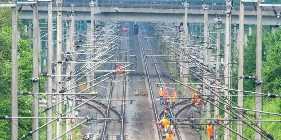 Arbeiter bereiten Sanierungsarbeiten auf den Bahngleisen einer Schnellstrecke im niedersächsischen Nordstemmen vor. Foto: Christophe Gateau