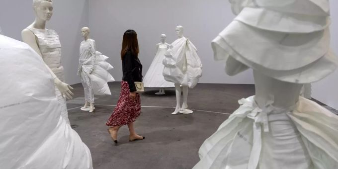 Das Kunstwerk «ãLife DressÒ» von Alicia Framis an der Art Basel 20109. (KEYSTONE/Georgios Kefalas) SCHWEIZ