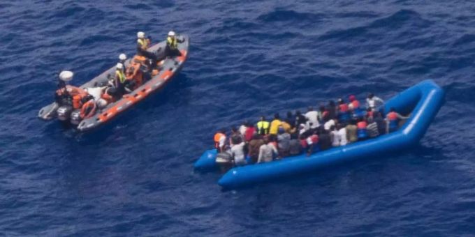 Aktivisten der deutschen Hilfsorganisation Sea-Watch retten Migranten vor der libyschen Küste. Foto: Sea-Watch Aktivisten der deutschen Hilfsorganisation Sea-Watch retten Migranten vor der libyschen Küste. Foto: Sea-Watch