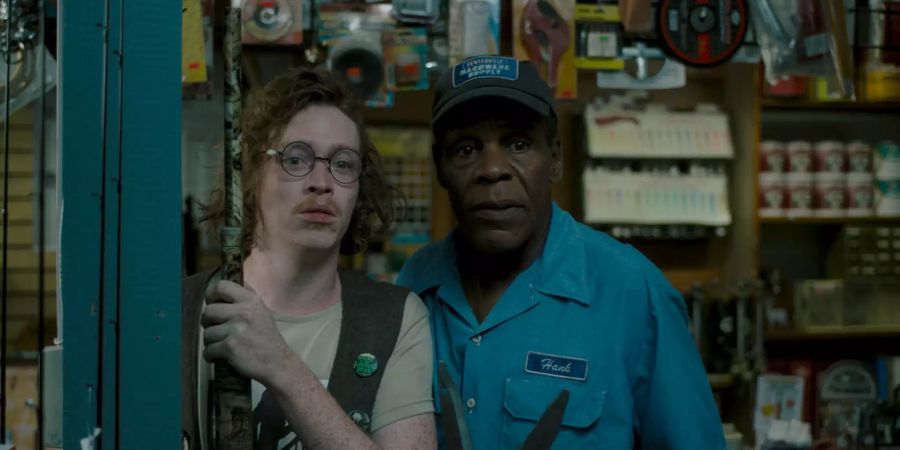 Caleb Landry Jones und Danny Glover raufen sich zusammen.