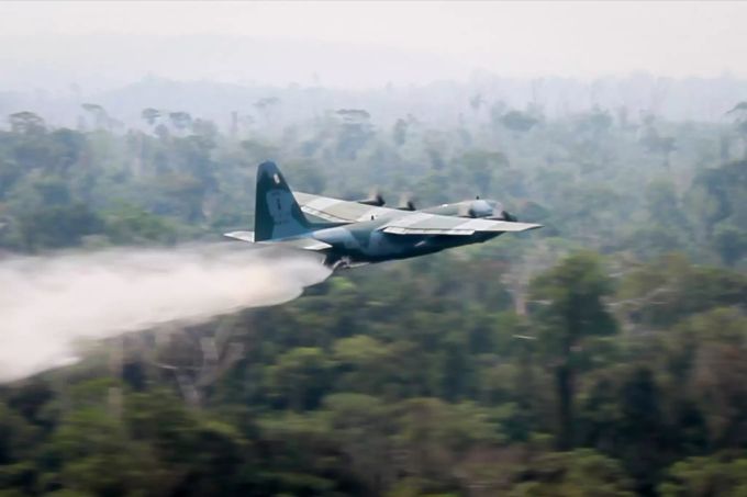 Dieses vom brasilianischen Verteidigungsministerium zur Verfügung gestellte Foto zeigt ein C-130 Flugzeug, das bei den Bränden im Amazonasgebiet im Einsatz ist. Brände im Amazonas