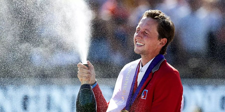 Die Champagner-Dusche für den Europameister Martin Fuchs.