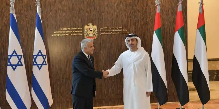 Istraels Aussenminister Jair Lapid (l) trifft seinen Amtskollegen Abdullah bin Sajid in Abu Dhabi. Foto: Shlomi Amsalem/Government Press Office/AP/dpa
