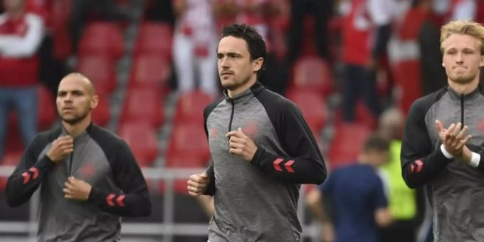 Dänemarks Thomas Delaney (M) hofft auch in Amsterdam auf die Unterstützung der Fans. Foto: Jonathan Nackstrand/Pool AFP/AP/dpa Dänemarks Thomas Delaney (M) hofft auch in Amsterdam auf die Unterstützung der Fans. Foto: Jonathan Nackstrand/Pool AFP/AP/dpa