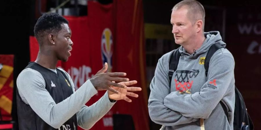 Das geplante Länderspiel gegen Senegal fällt aus: Nationalspieler Dennis Schröder (l) im Gespräch mit Bundestrainer Henrik Rödl. Foto: Swen Pförtner/dpa