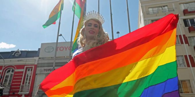 Die Venezolanerin Satine Mathews, Miss Illimani Transform Beauty 2020-2021, nimmt an der Hissung der Regenbogenflagge auf dem Paseo de El Prado in La Paz, Bolivien, am 22. Juni 2021 teil. Satine Mathews LGBTI