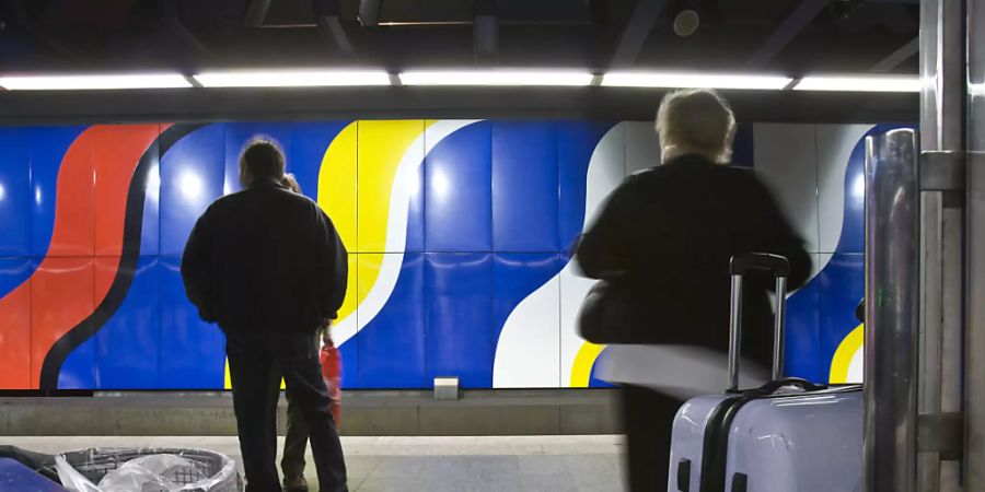 In den Zürcher Flughafen-Bahnhof ist nach einem Unwetter Wasser eingedrungen. Am späten Mittwochabend verkehrten deshalb keine Züge mehr. (Archivbild)