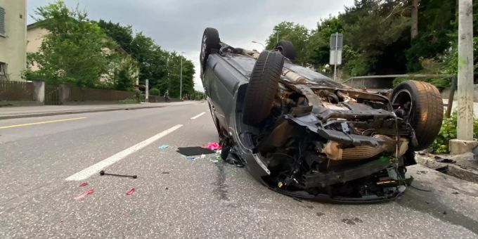 Am Fahrzeug sowie an der Strasseneinrichtung entstand Sachschaden. Kantonspolizei Aargau
