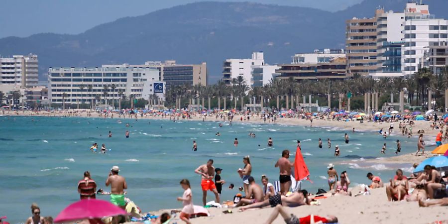 Menschen sonnen sich tagsüber am Strand von Arenal auf Mallorca. Auch Spanien hat seine Grenzen für Touris geöffnet.