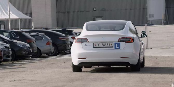 Fahrschule mit Elektroauto Tesla