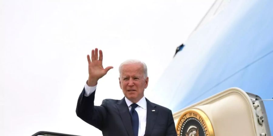 Biden geht in der Air Force One an Bord