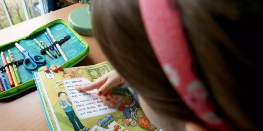 Kinder aus Familien mit geringem Einkommen sollen im August einen «Freizeitbonus» bekommen. Foto: Mascha Brichta/dpa-tmn