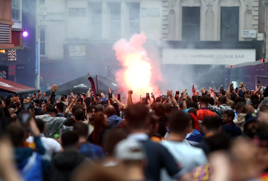 Auch Pyrotechnik durfte bei den schottischen Fan-Aufmärschen nicht fehlen.