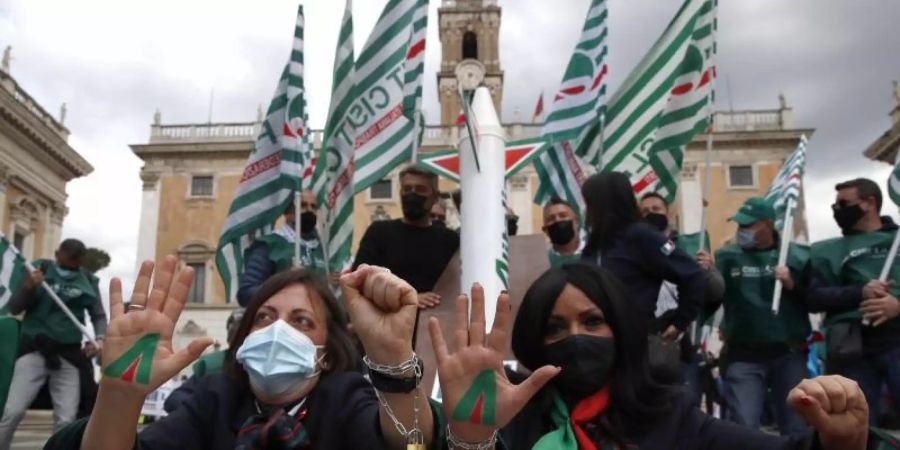 Alitalia-Mitarbeiter bei einem Protestmarsch Mitte April in Rom. Foto: Alessandra Tarantino/AP/dpa