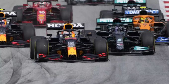 Max Verstappen (Red Bull Racing) vor Lewis Hamilton (Mercedes) beim Steiermark-GP der Formel 1. Red Bull Mercedes Steiermark