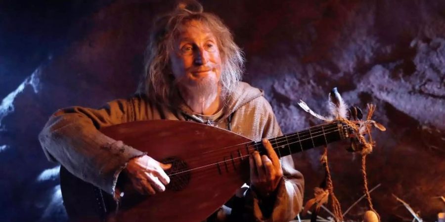 Hexenmeister und Lautenmann: Otto Waalkes als Catweazle. Foto: Tom Trambow/Tobis Filmproduktion/dpa