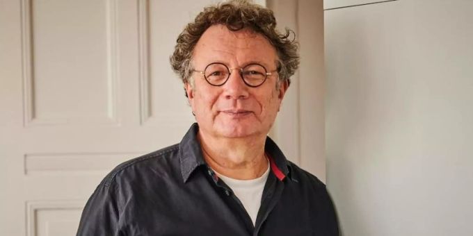 Der Schriftsteller Ingo Schulze kniet sich in seine Themen hinein, gerade wenn es um Kunst geht. Foto: Annette Riedl/dpa Der Schriftsteller Ingo Schulze kniet sich in seine Themen hinein, gerade wenn es um Kunst geht. Foto: Annette Riedl/dpa
