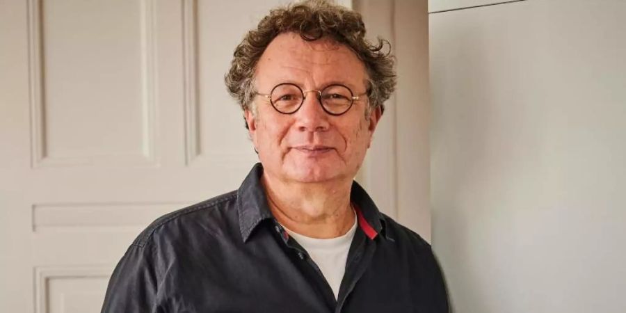 Der Schriftsteller Ingo Schulze kniet sich in seine Themen hinein, gerade wenn es um Kunst geht. Foto: Annette Riedl/dpa
