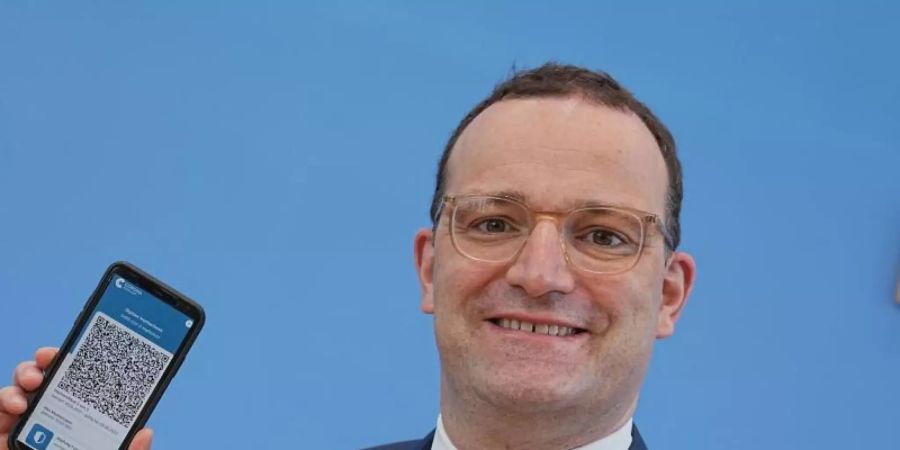 Jens Spahn präsentiert die App zum digitalen Impfpass.. Foto: Michael Kappeler/dpa