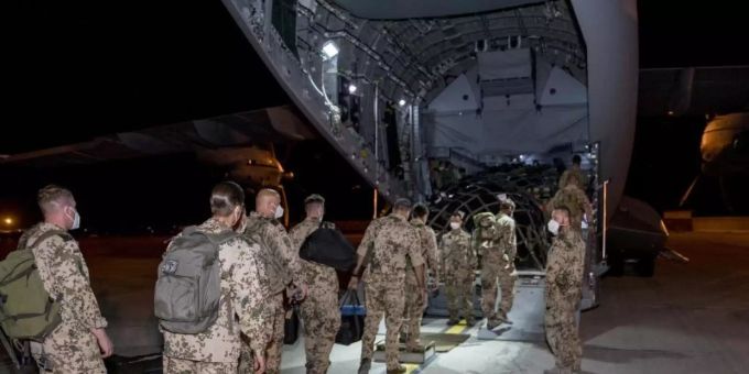 Einsatz beendet: Bundeswehrsoldaten steigen im Feldlager in Masar-i-Scharif in ein Transportflugzeug A400M der Luftwaffe. deutsche soldaten