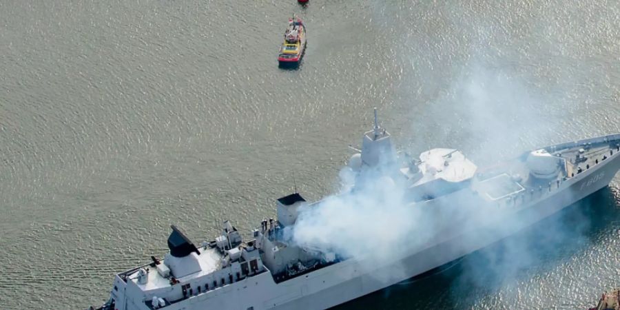 ARCHIV - Die niederländische Fregatte Evertsen feuert Salutschüsse ab. Russische Kampfjets haben nach Darstellung des niederländischen Verteidigungsministeriums Scheinangriffe gegen das Kriegsschiff im Schwarzen Meer geflogen. Das gab das Ministerium am Dienstagabend via Twitter an. Foto: Robin Van Lonkhuijsen/ANP/dpa