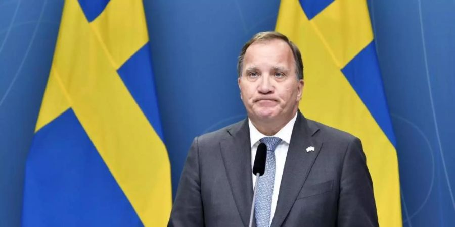 Schwedens Ministerpräsident Stefan Löfven tritt nach dem Votum vor die Presse. Foto: Anders Wiklund/TT NEWS AGENCY/AP/dpa